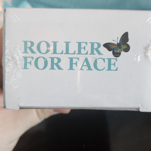 Cooling Blue Skincare Roller For Face - Picture 3 of 6